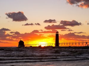 Grand_Haven_-_Lighthouse_Waves